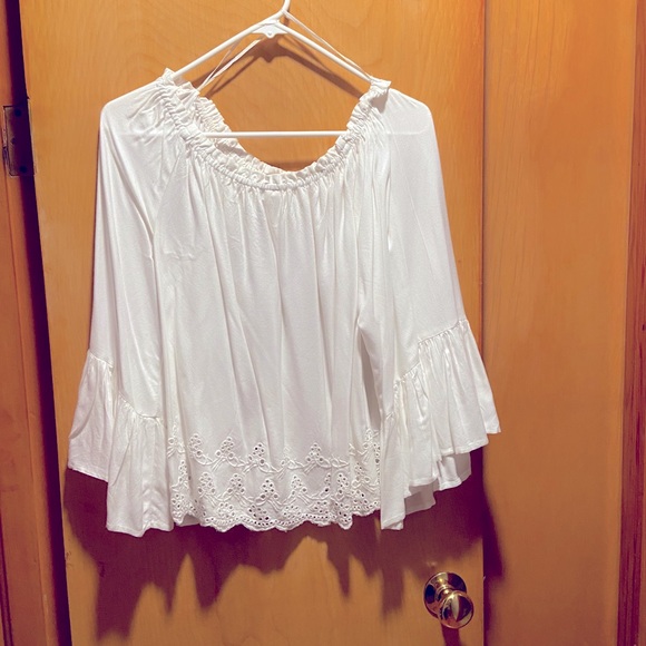 Elan Off shoulder blouse, adorable!! - Picture 2 of 3